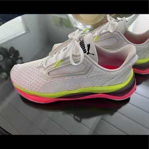Womens White Pumas LQDCELL SHATTER